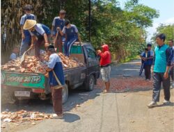 Siswa dan Guru MA Sunan Kalijaga Turun ke Jalan, Tambal Lubang secara Swadaya