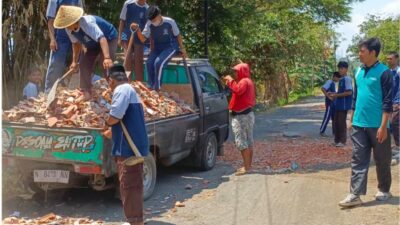 Siswa dan Guru MA Sunan Kalijaga Turun ke Jalan, Tambal Lubang secara Swadaya