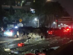 Mobilio Hantam Pikap hingga Terguling, Satu Penumpang Tewas